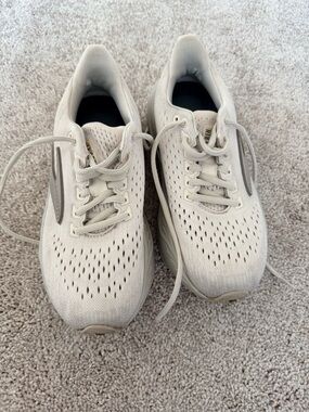 Brooks Neutral Running Sneakers - Beige/Cream